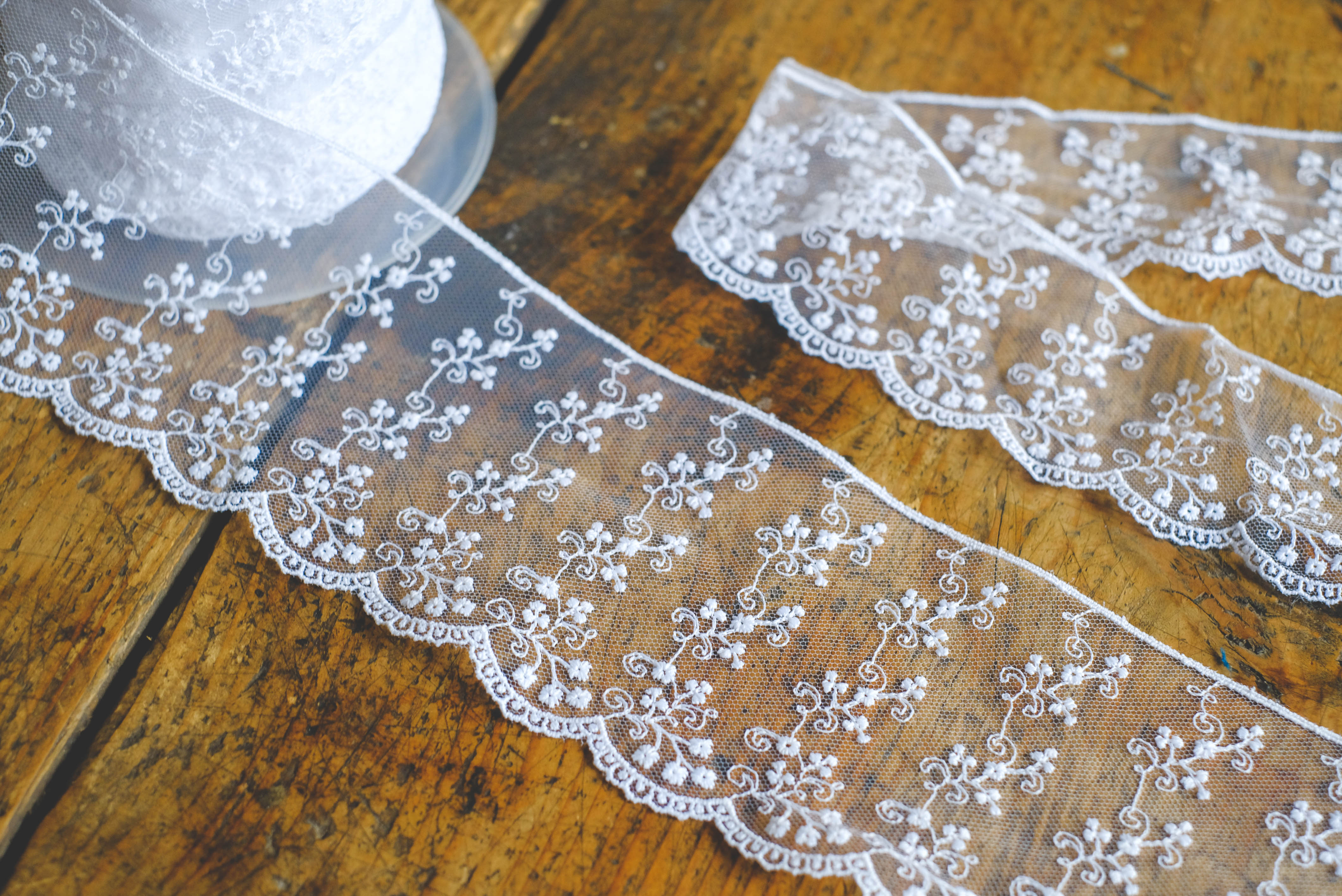 White embroidered flower lace 5,5cm