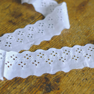 Embroidered cotton lace 6,7cm- white