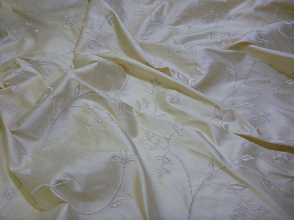 Embroidered silk-White