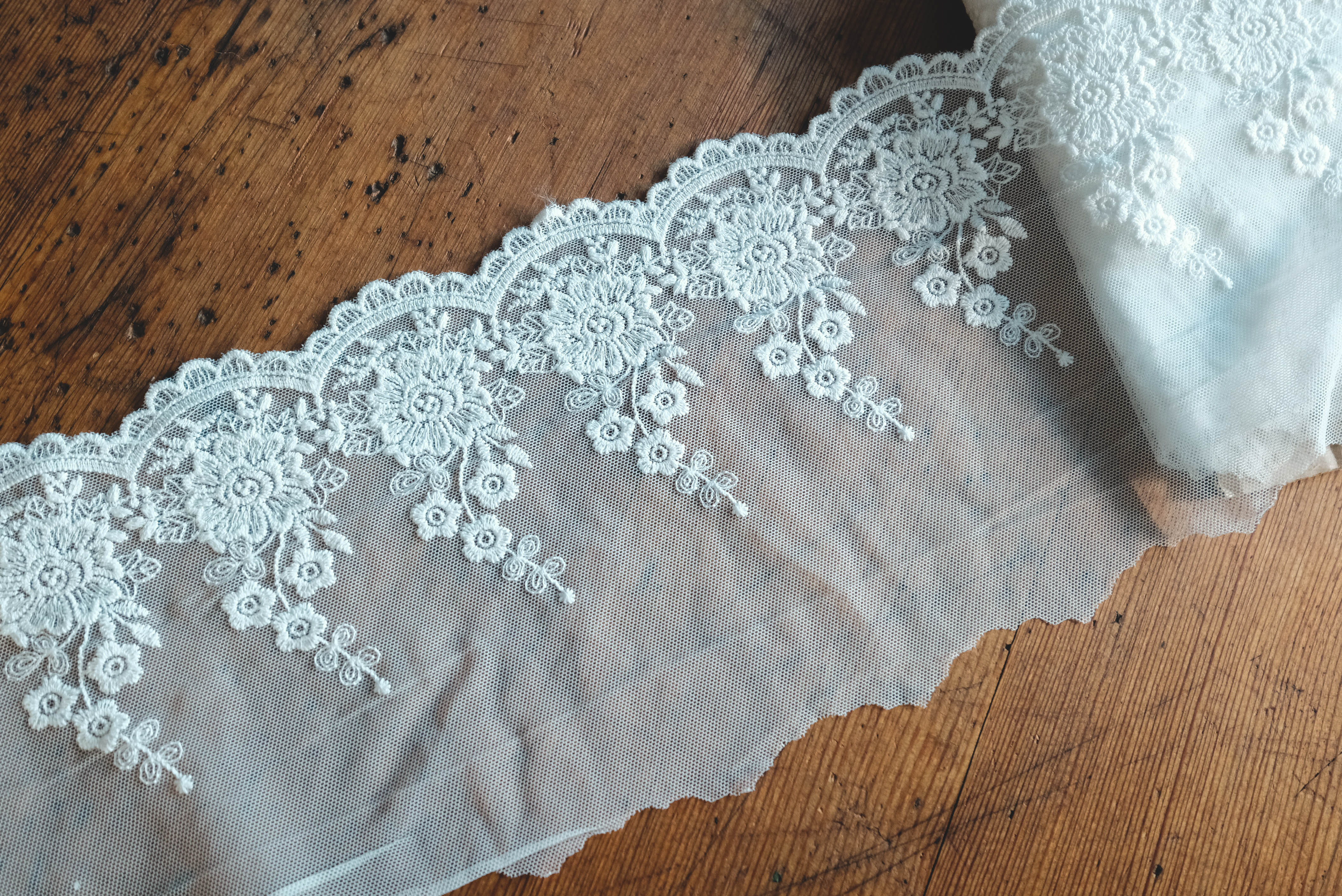 Embroidered lace 16cm- white
