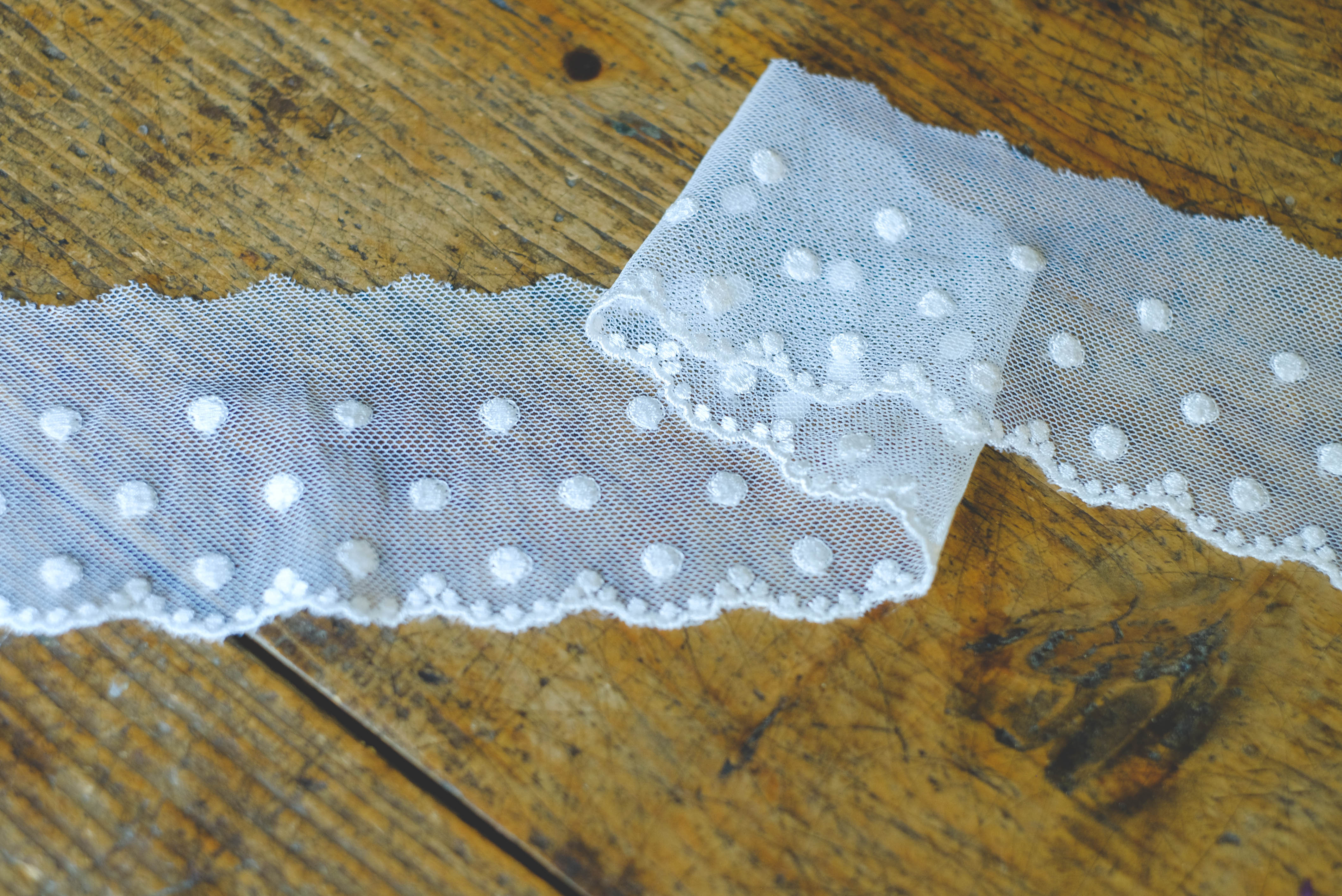 White embroidered lace with dots 7cm