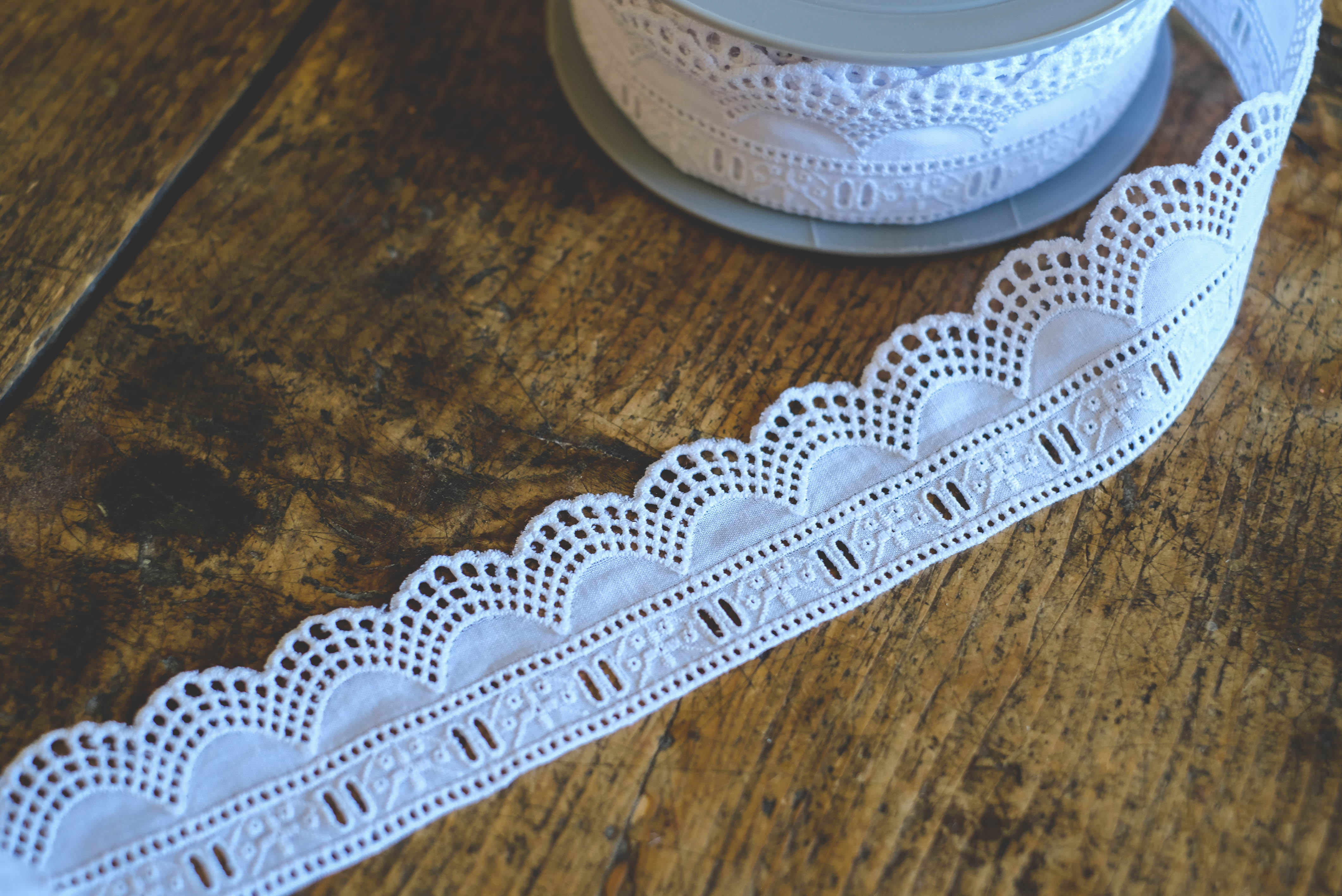 Embroidered cotton lace 4cm- white