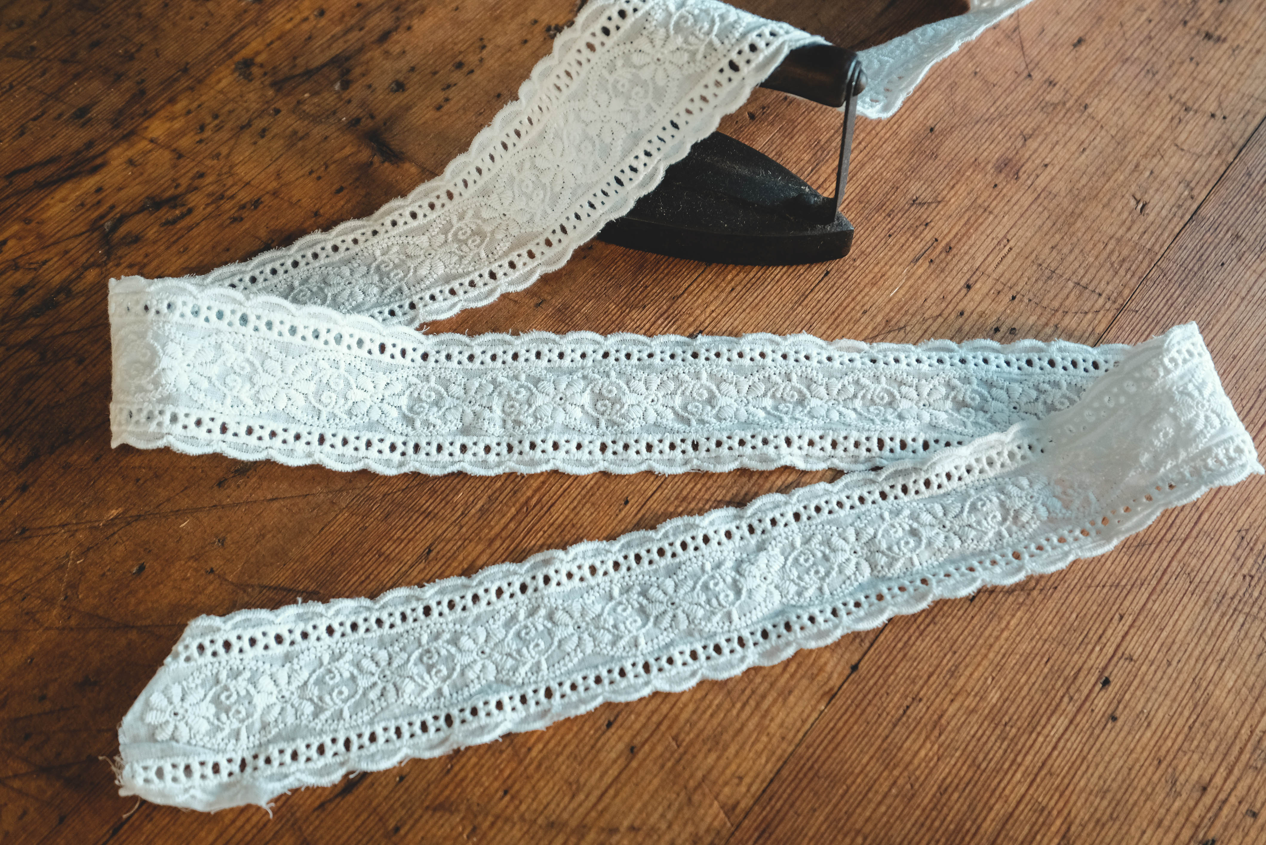 Embroidered cotton insert lace 4,7cm- white