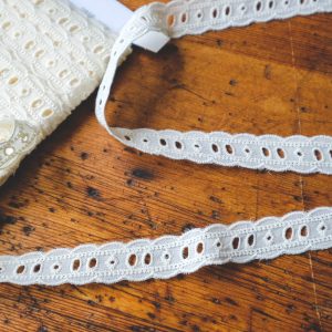 Embroidered cotton lace 2cm- creme