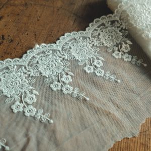 Embroidered lace 16cm- white
