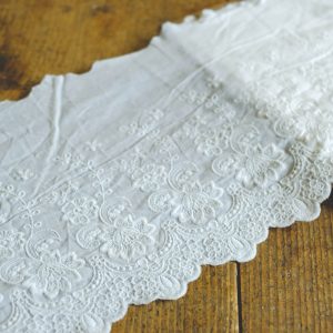 Embroidered cotton lace 22cm - B offwhite