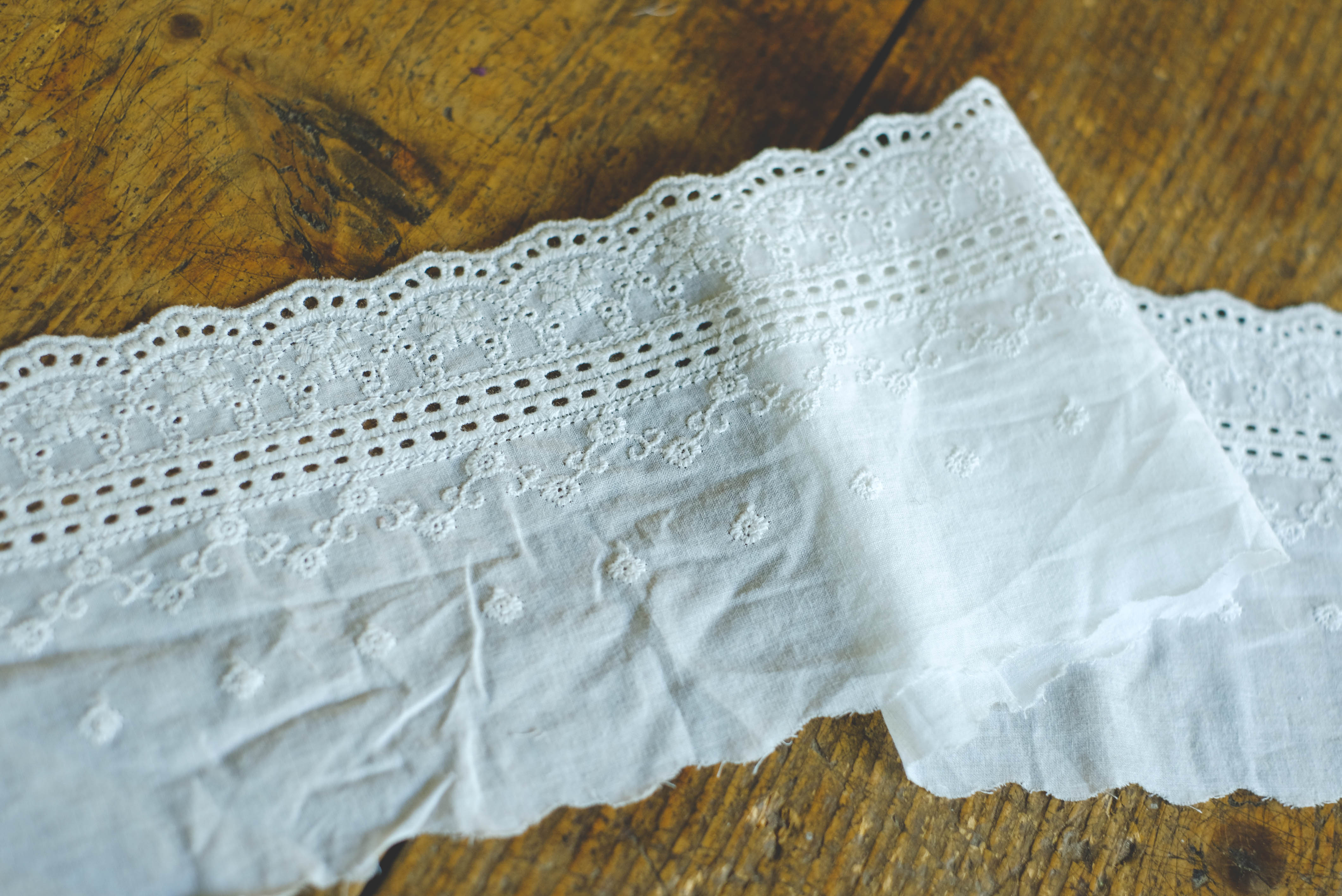 Embroidered cotton lace 12cm - D offwhite