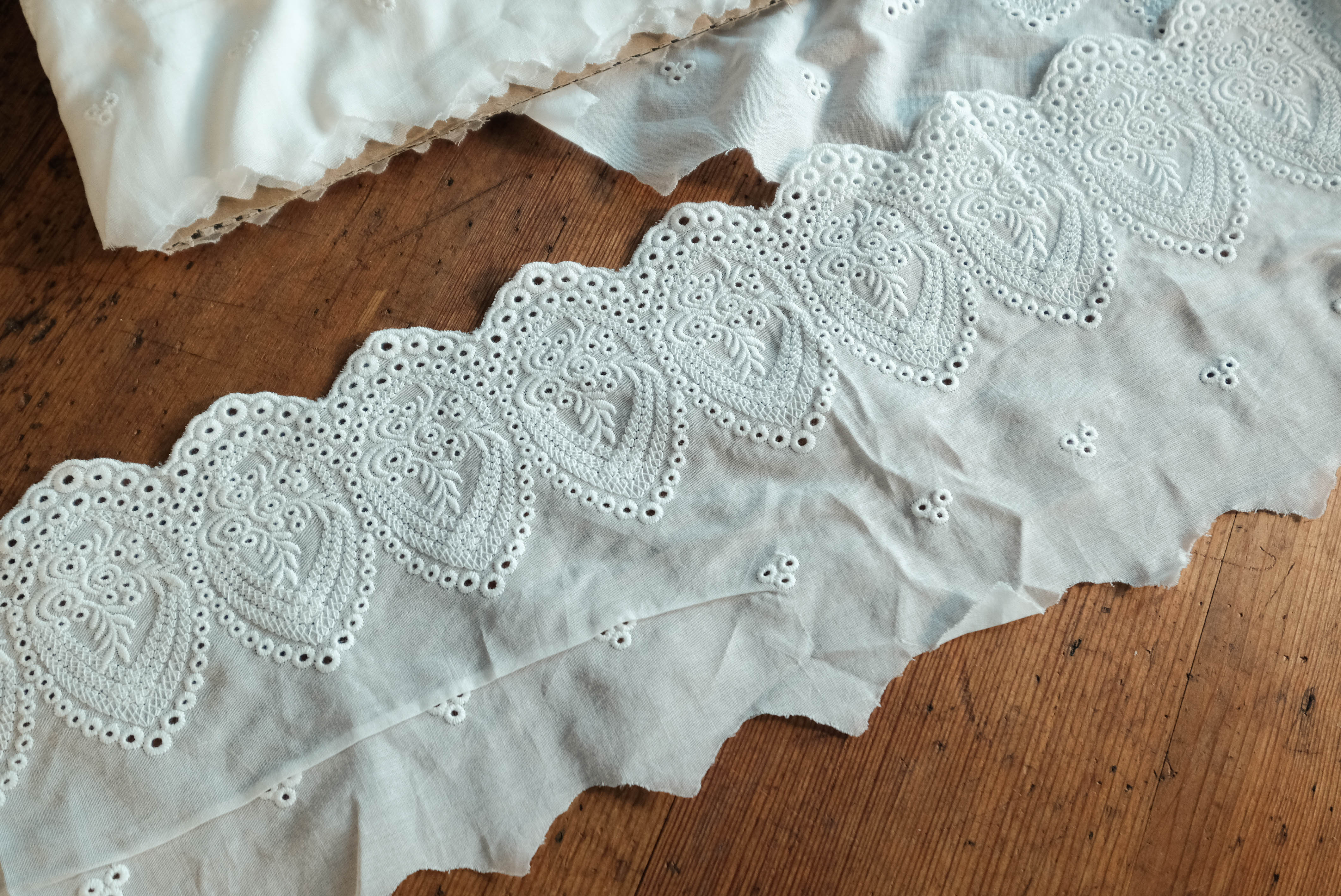 Embroidered cotton lace 18cm- white