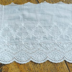 Embroidered cotton lace 19cm - white