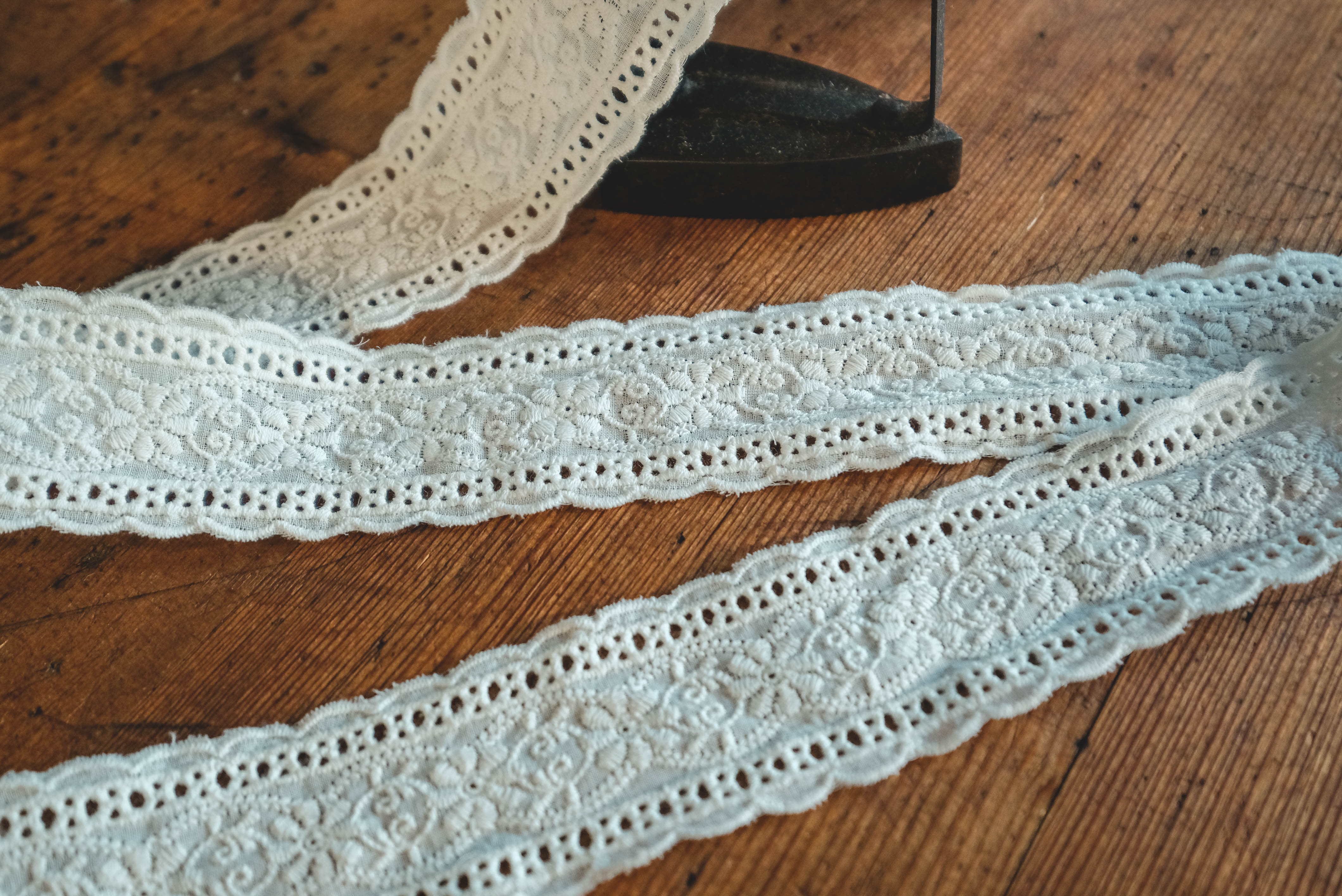 Embroidered cotton insert lace 4,7cm- white