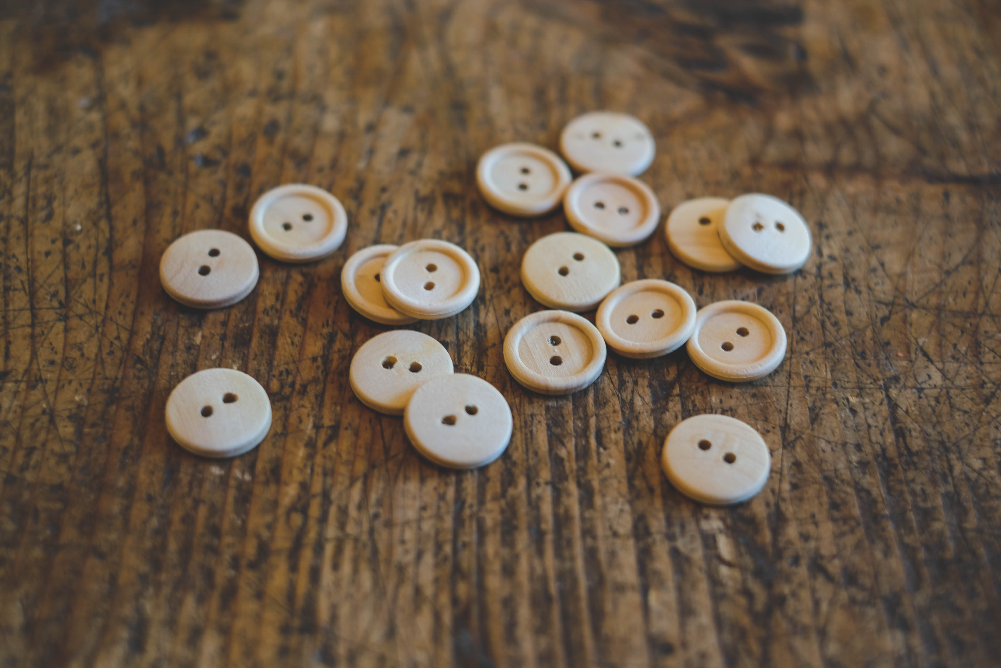 Light wood button with edge- 15mm