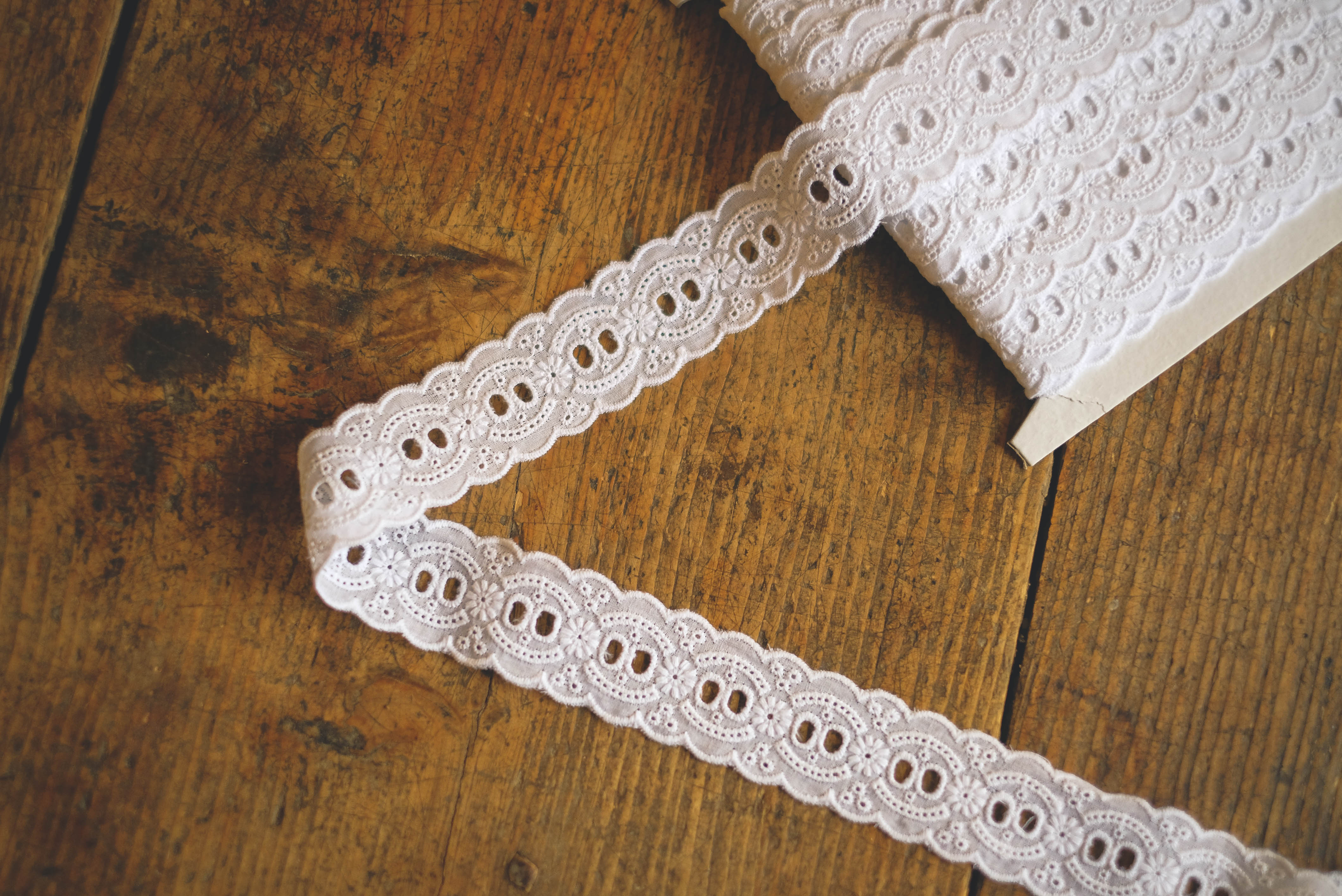 Embroidered cotton lace 3,5cm- white